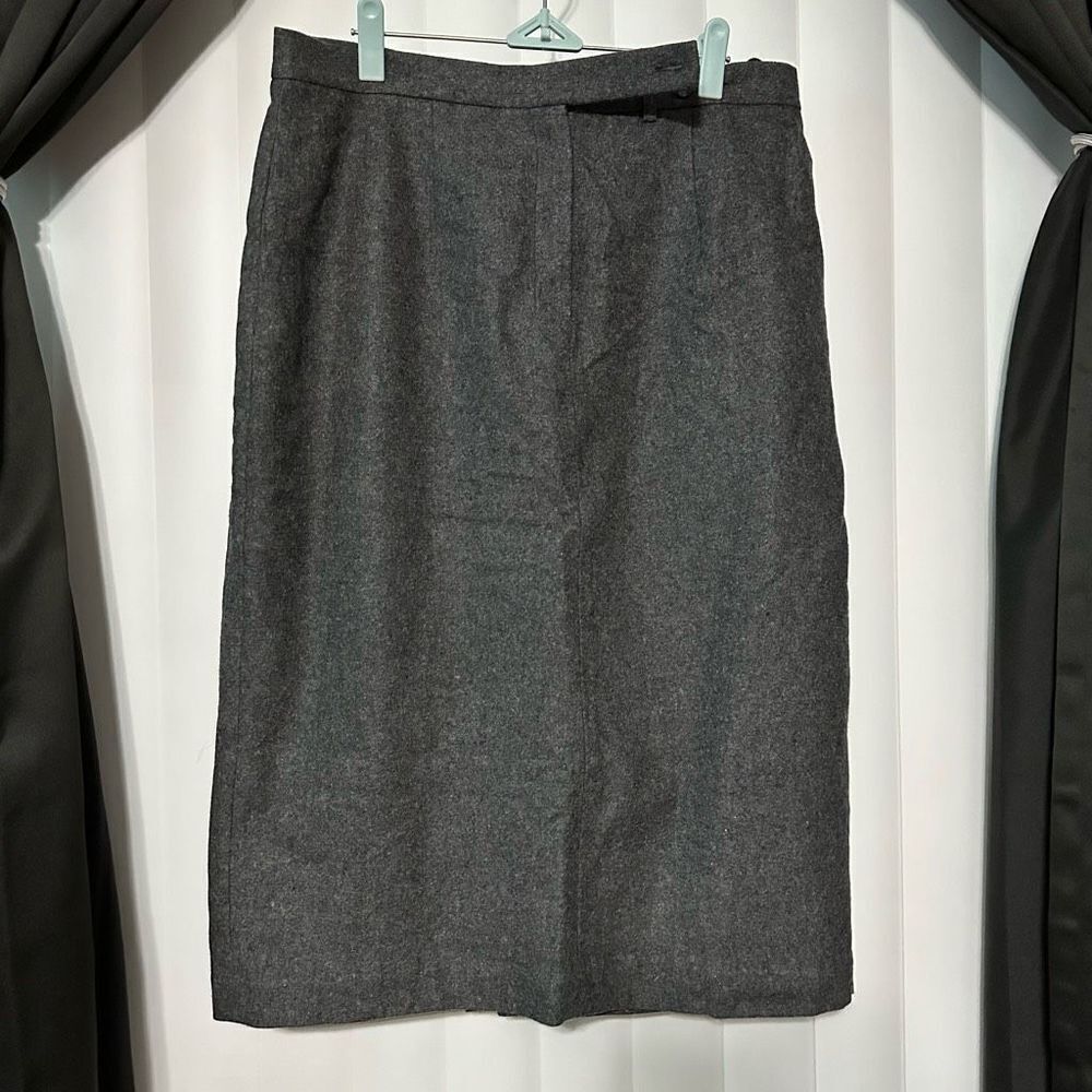 Evan-Picone grey pencil skirt , zippered front w/button, slit in back